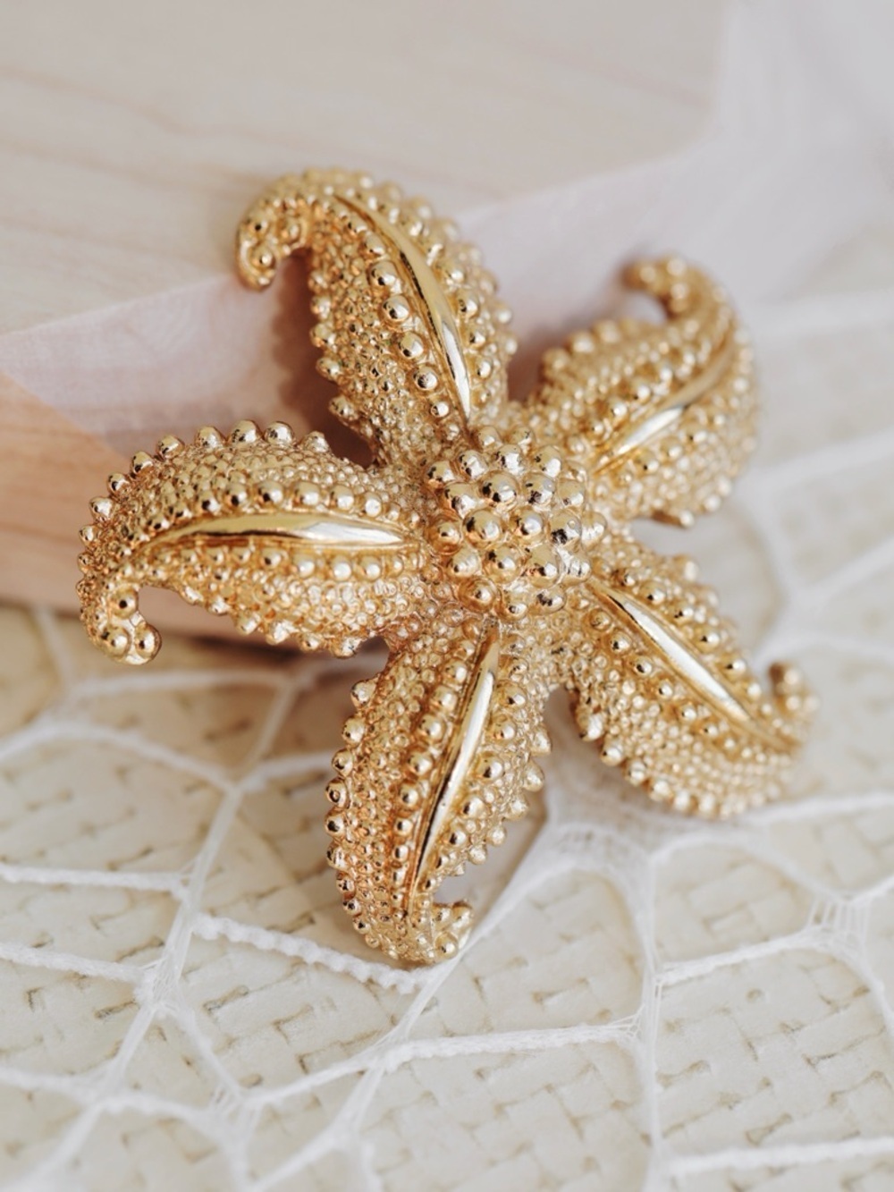 Vtg Signed Monet Gold-Tone Textured Coastal Ocean Motif Starfish Brooch Pin EUC